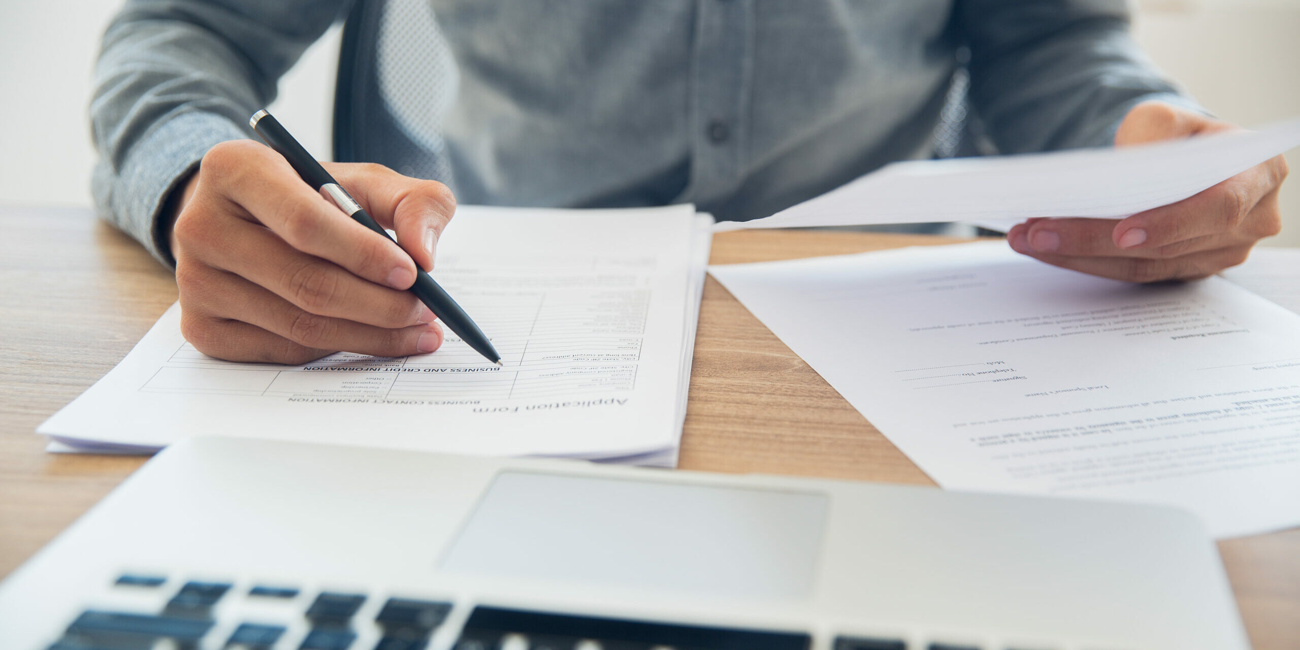 un homme préparant un dossier administratif Déclaration de travaux piscine